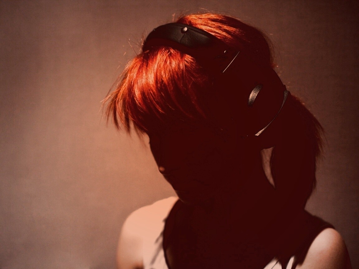 Рыжая в наушниках обои