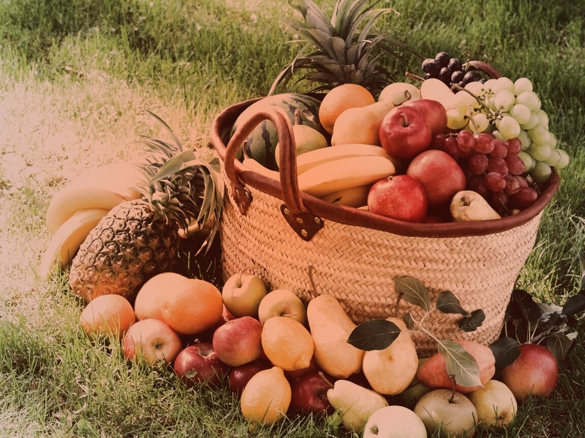 Корзина с фруктами обои
