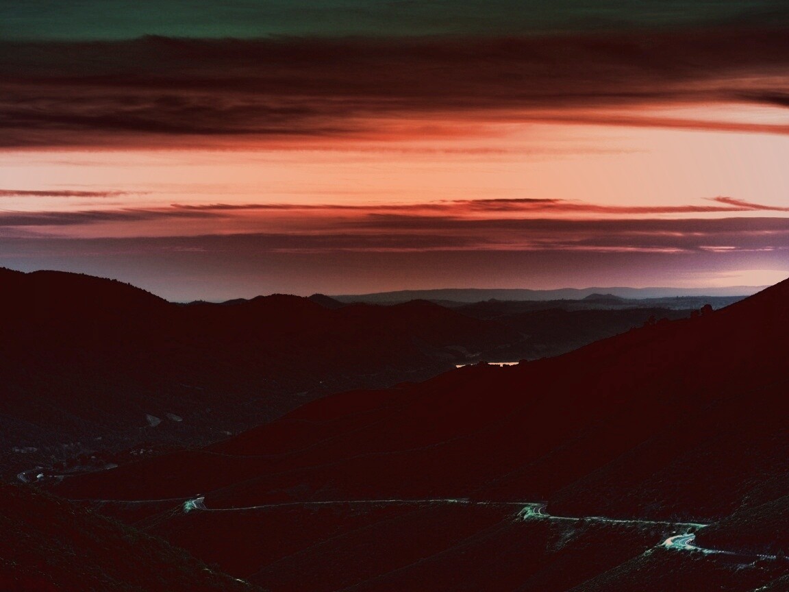 Закат на склонах гор обои