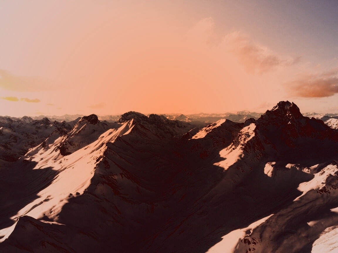 Залитые солнцем горы обои