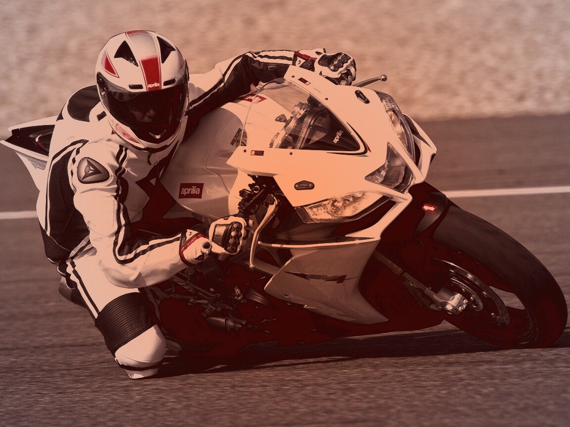 Байкер в белой экиперовкена Априлия РСВ4 обои