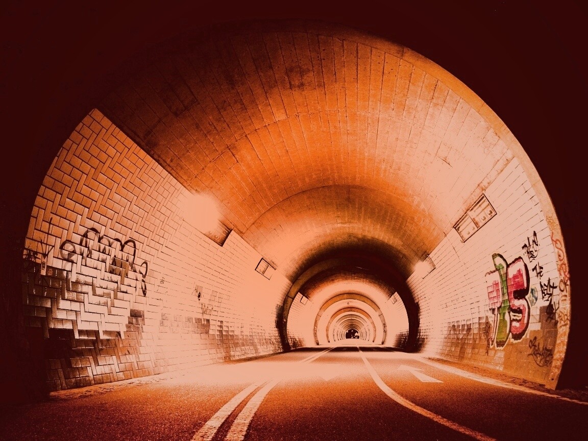 Тоннель и граффити на стенах обои