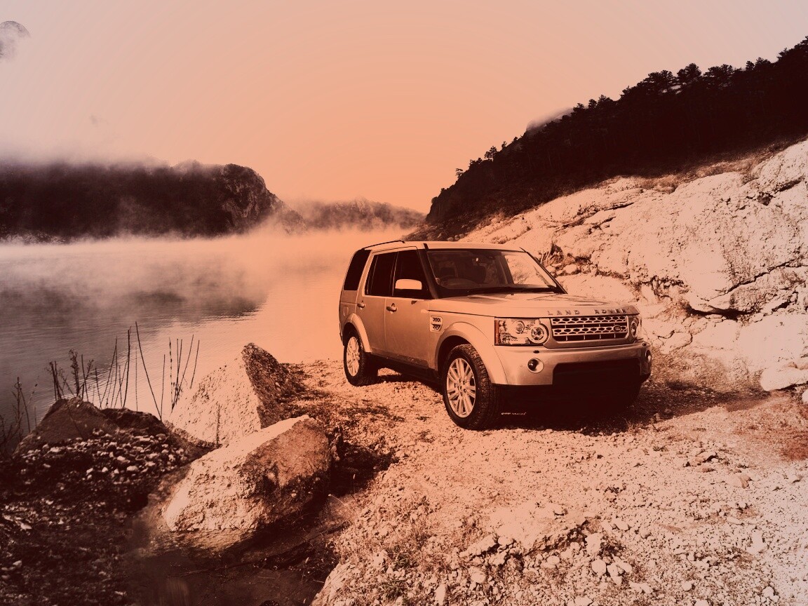 Range rover в горах у реки обои