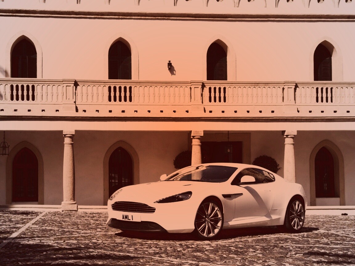 Астон Мартин в дворике дома обои