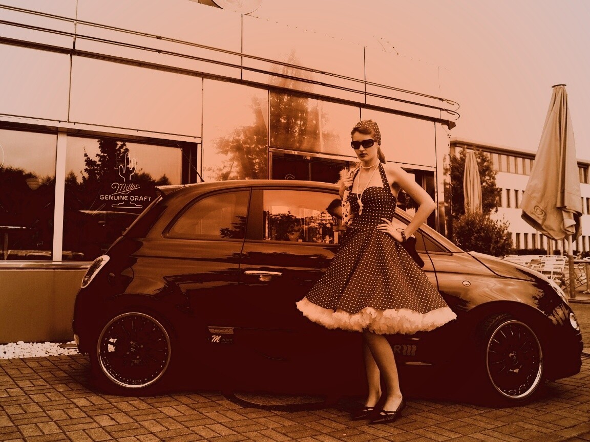 Fiat 500 и девушка обои