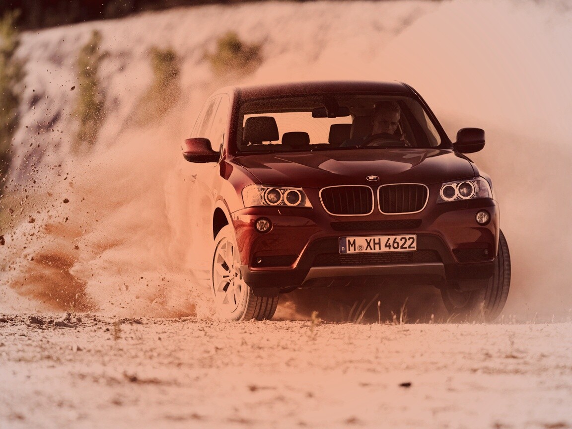 Кроссовер BMW в заносе обои