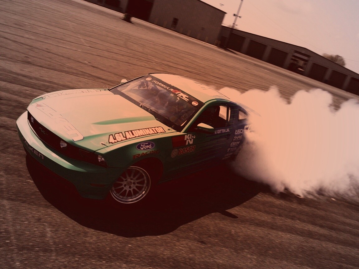 Мустанг дрифтует обои