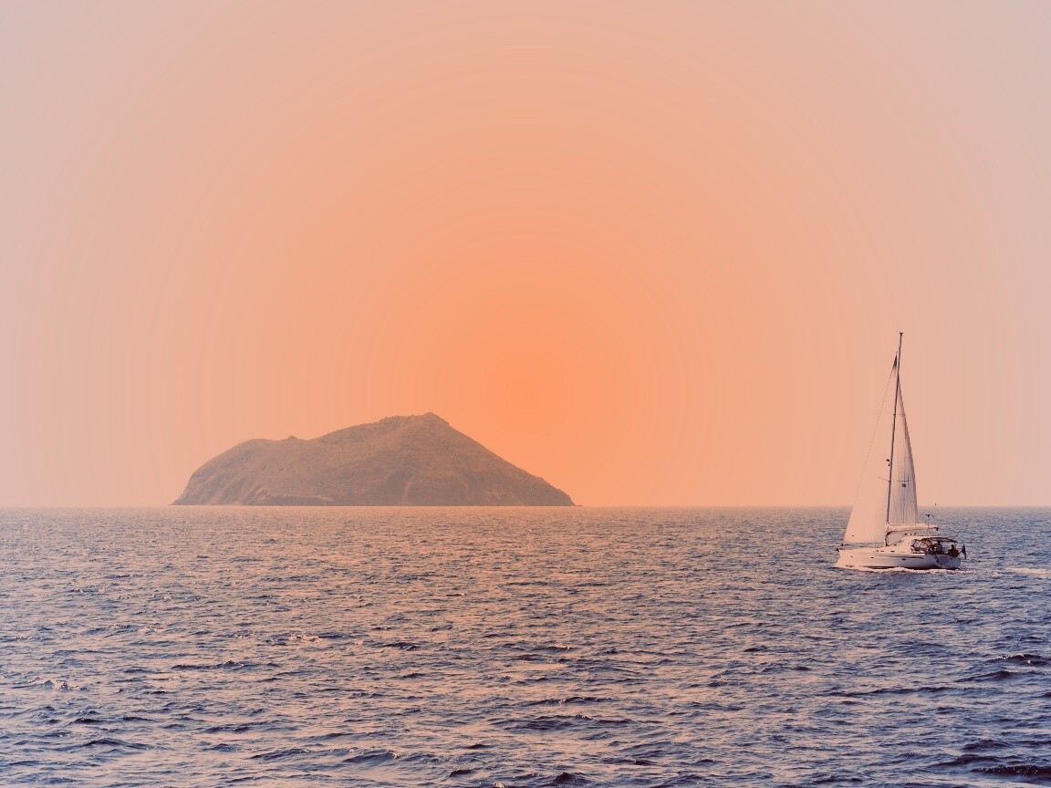 Яхта в море обои