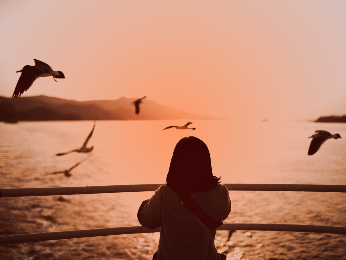 Девочка глядит на озеро обои