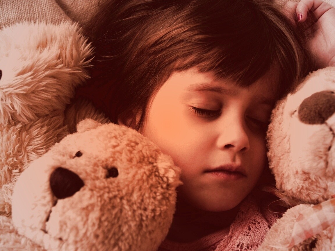 Девочка спит с мишками в обнимку обои