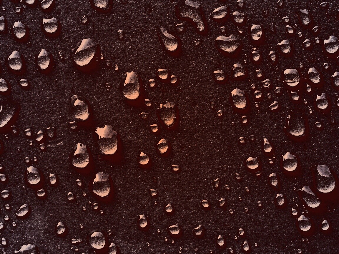 Капли воды на темной поверхности обои