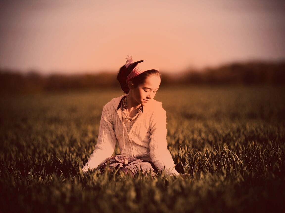 Девочка на траве обои