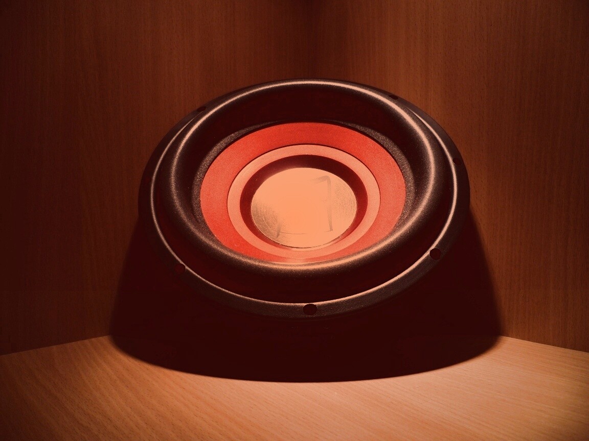 Сабвуфер в углу обои