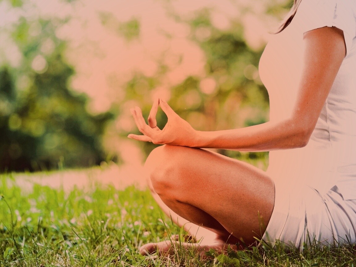 Девушка медитирует в позе лотоса на траве обои