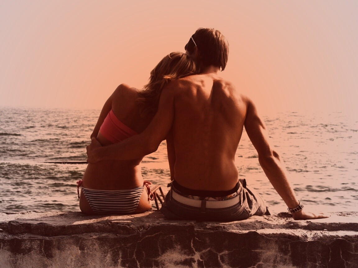 Девушка и парень у моря обои