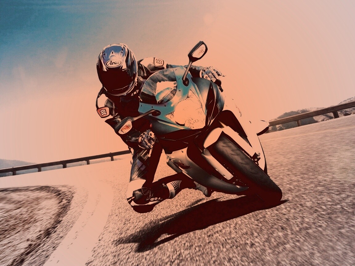 Мотоциклист на повороте обои