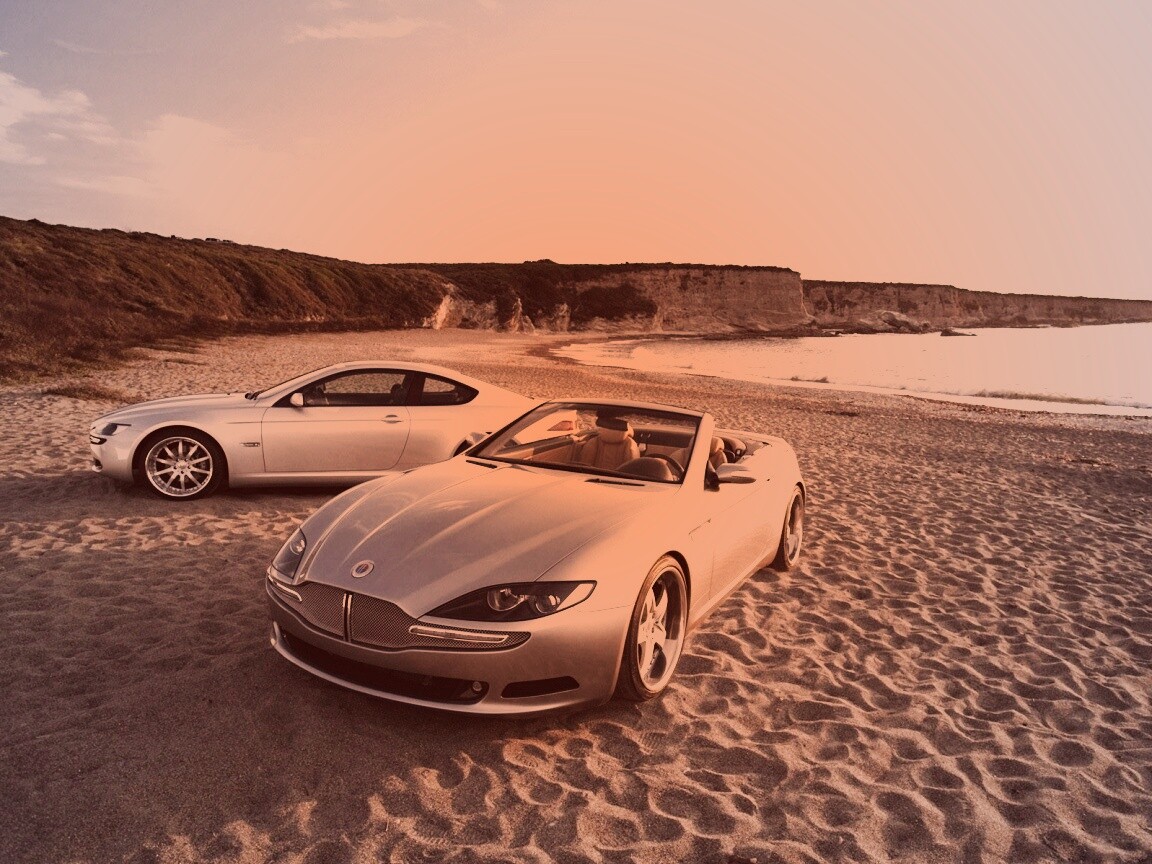 Два спорткара на берегу моря обои