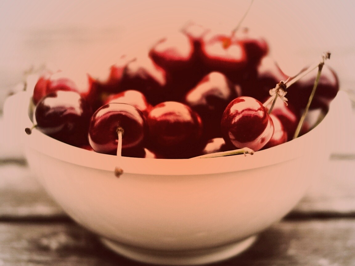 Миска спелой черешни обои