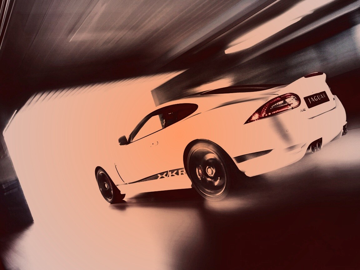 Белый ягуар в гараже обои