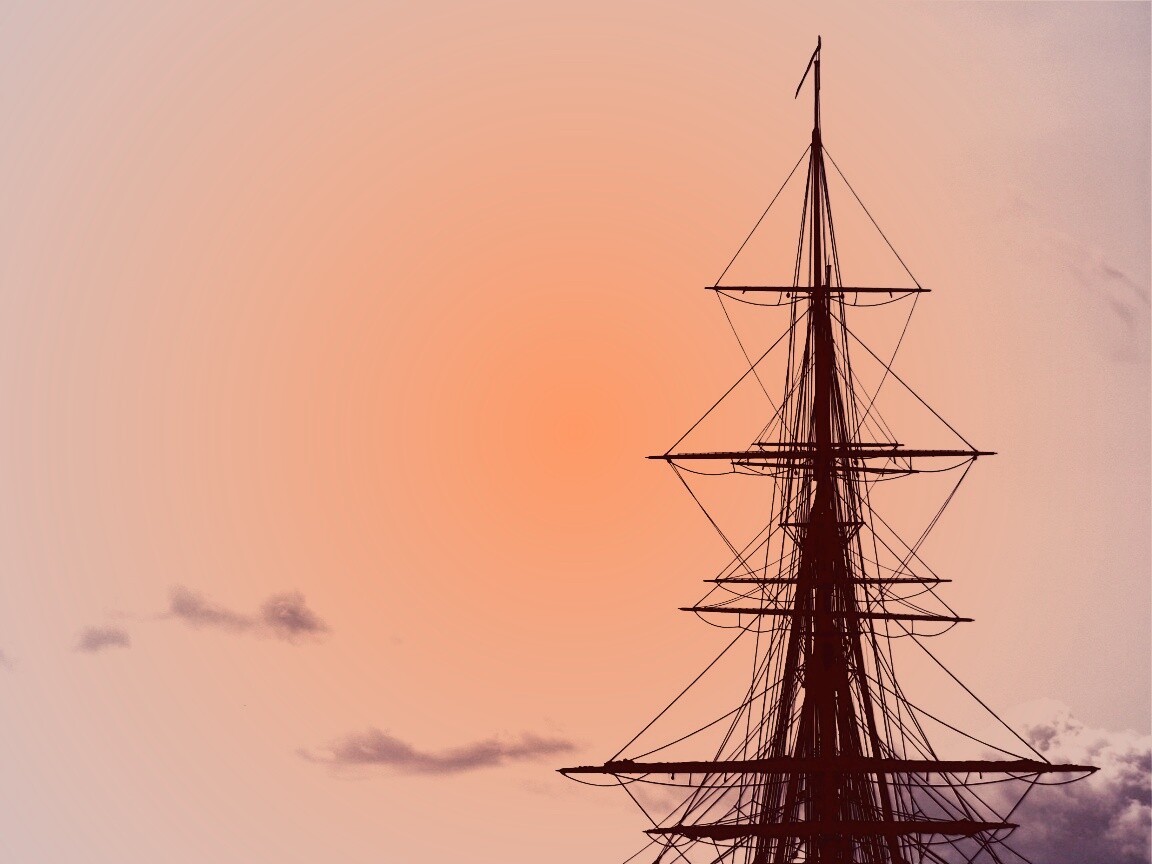 Мачта корабля на фоне неба обои