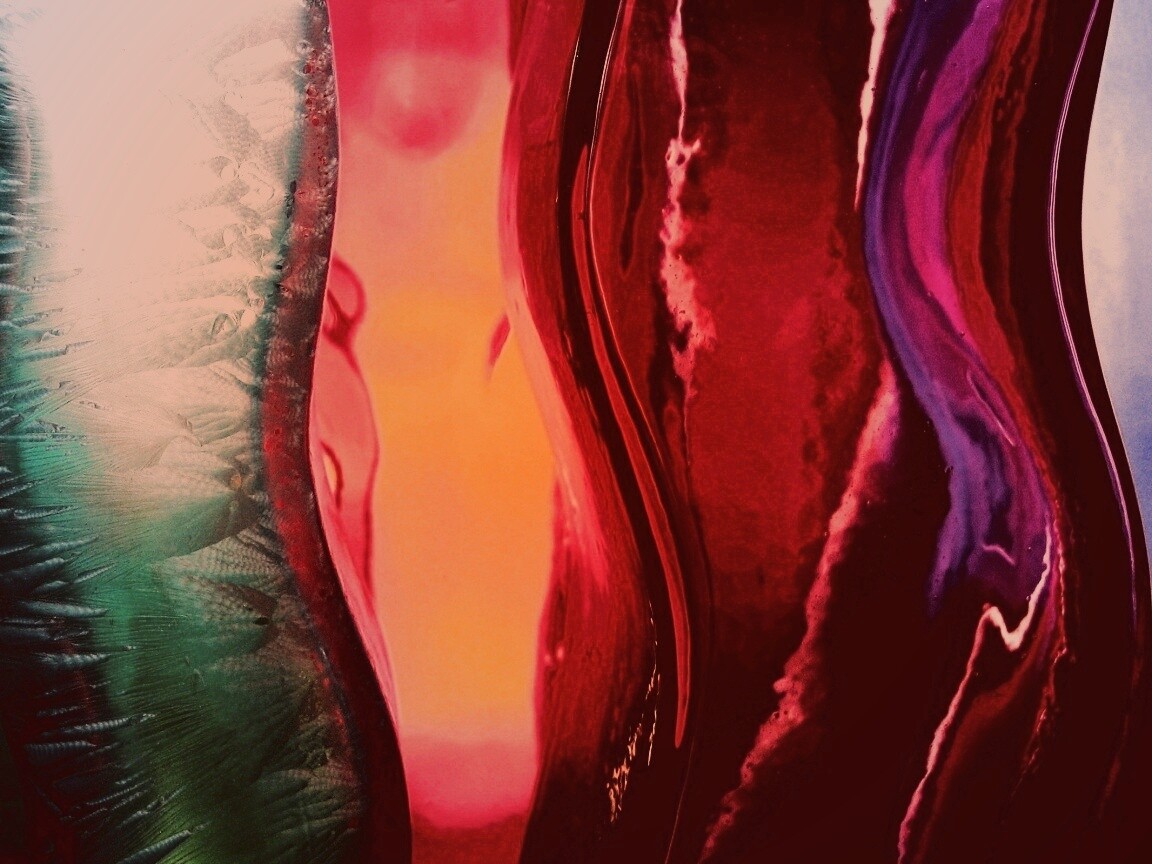 Цветные линии на стекле обои