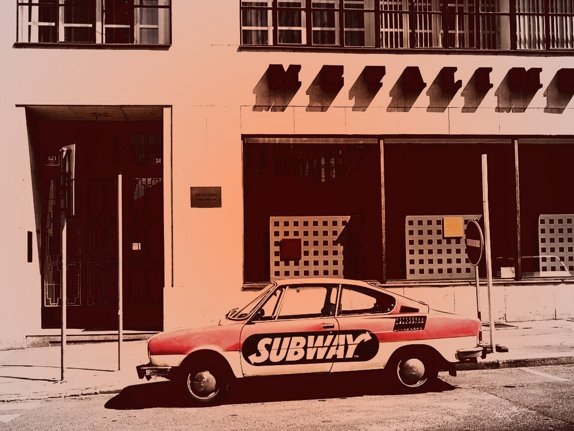 Реклама Subway на машине в Праге обои