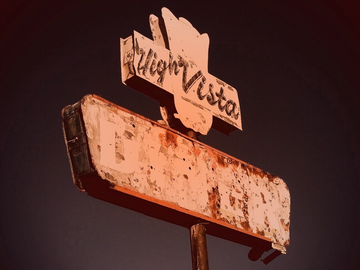 Вывеска заброшенного ресторанчика обои