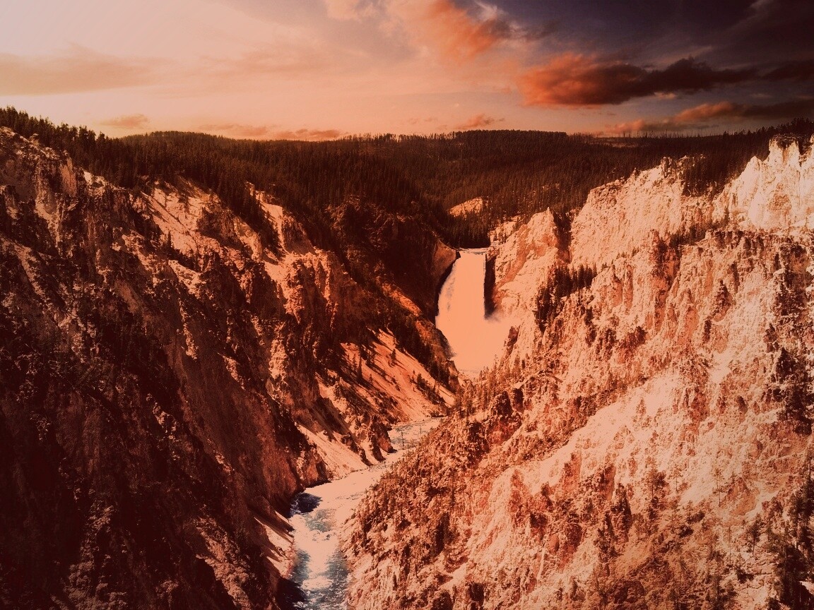 Водопад в скалистой местности обои