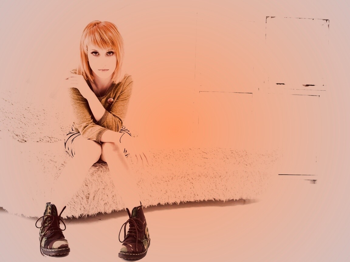 Рыжая в комнате обои