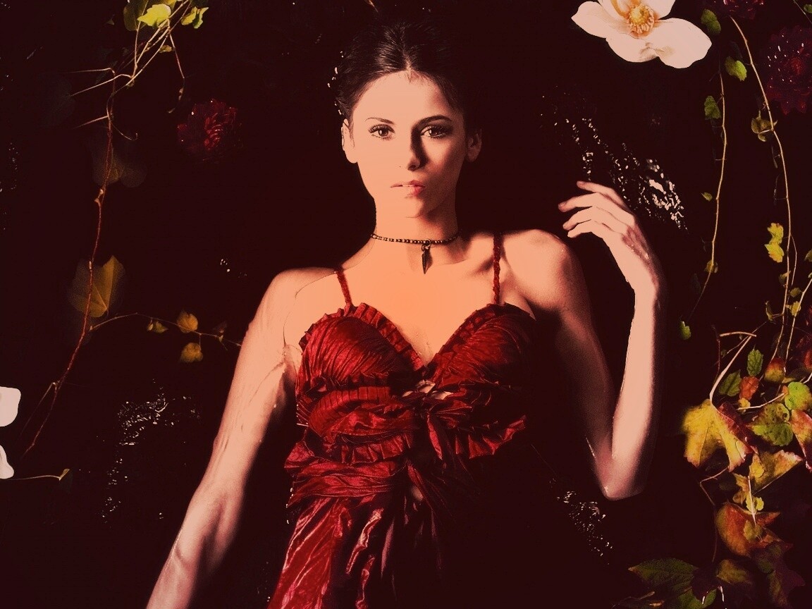Женщина в красном платье обои