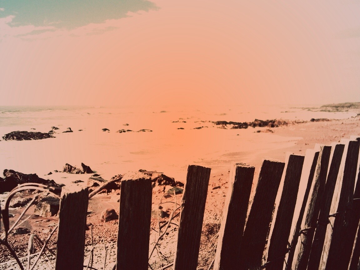 Закрытый пляж за забором обои