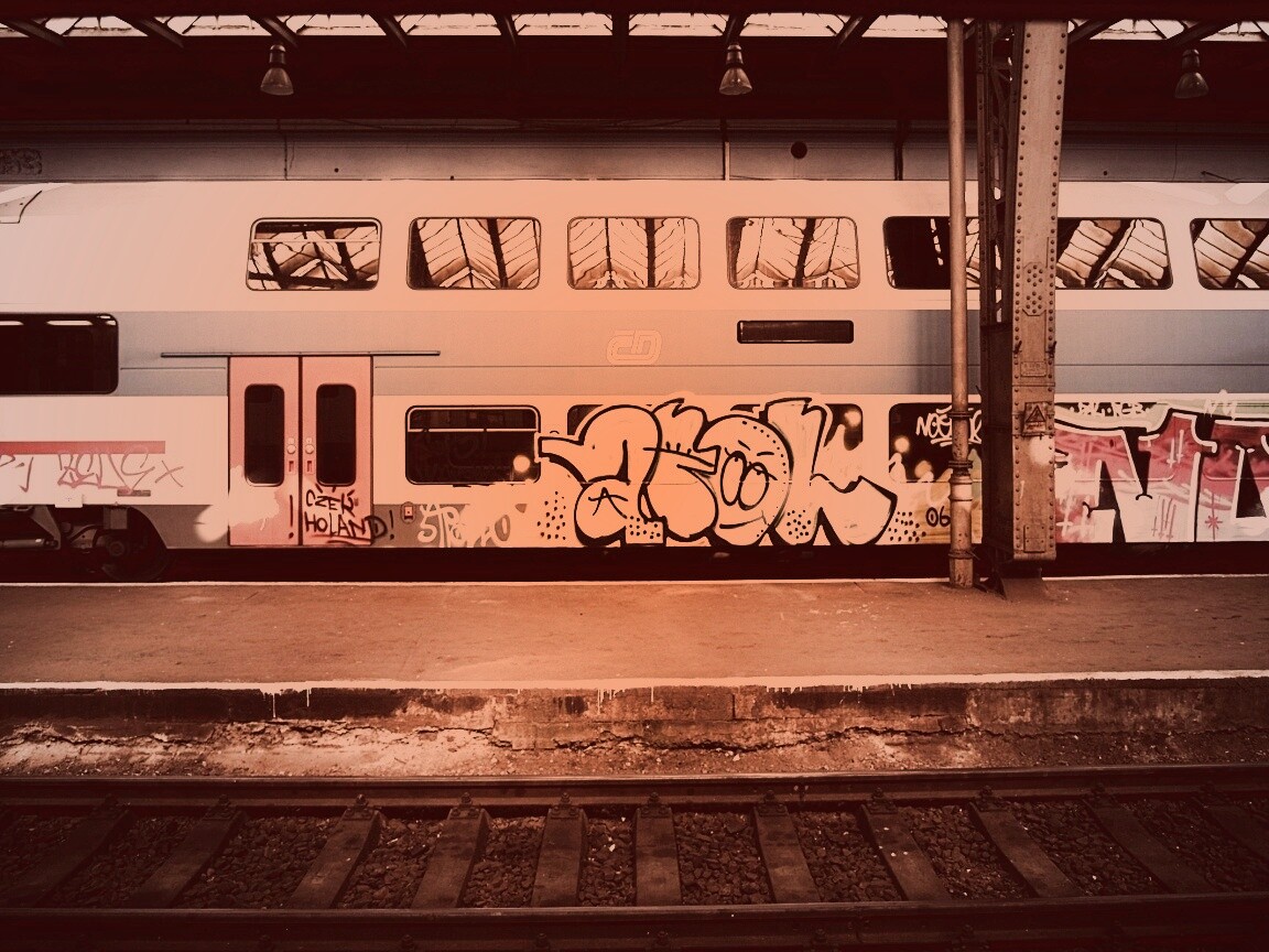 Изрисованный вагон метро обои