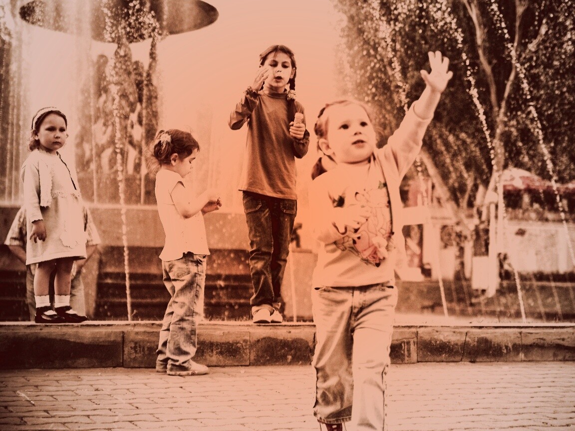 Дети у фонтана обои