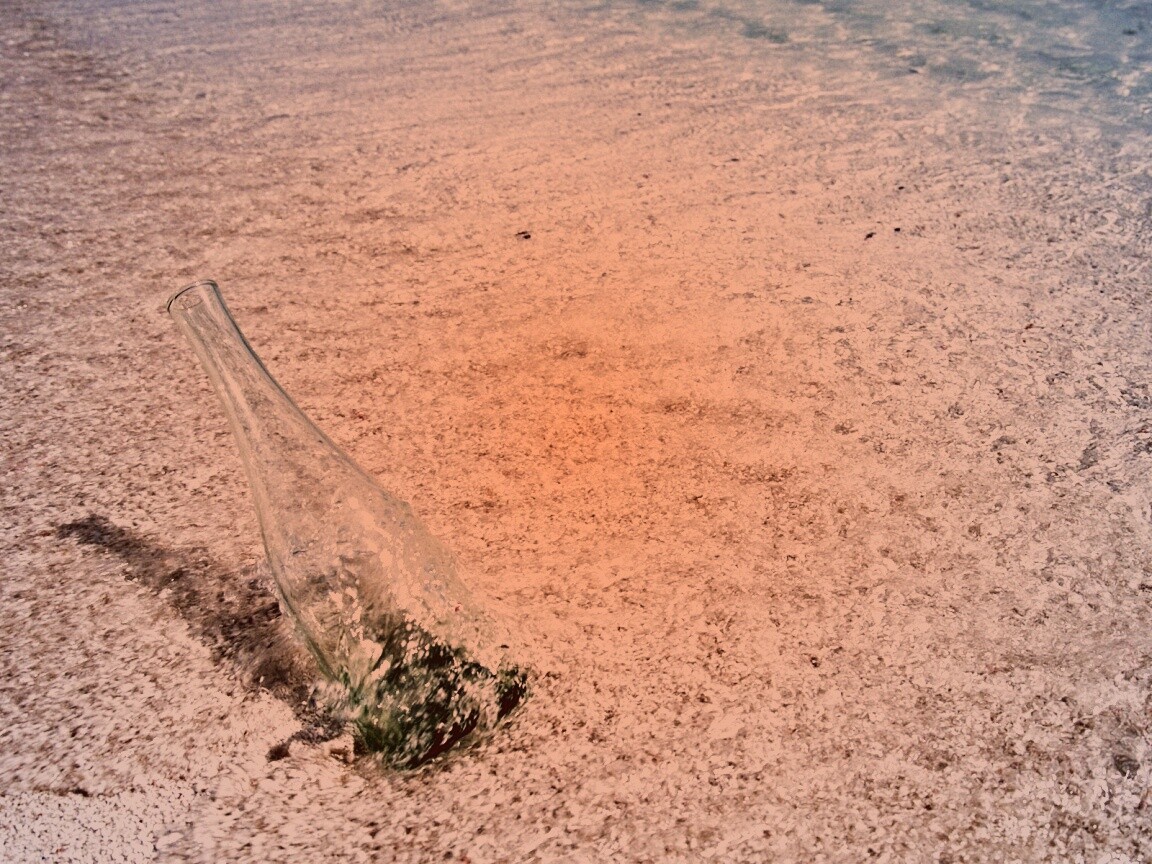 Бутылка в песке у воды обои