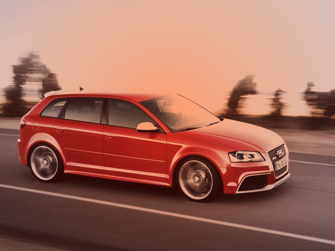 Красная Audi модели RS3 на дороге обои