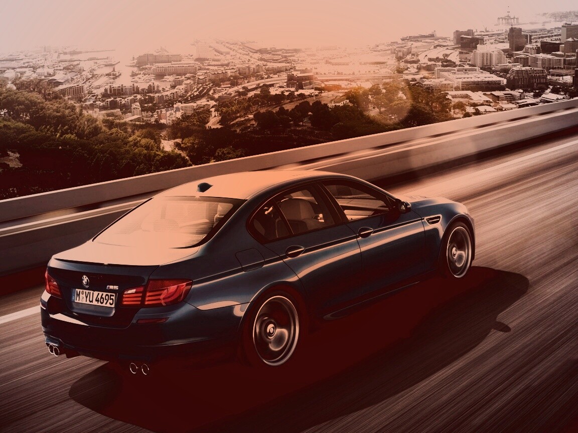 BMW F10 M5 на скоростной автостраде обои