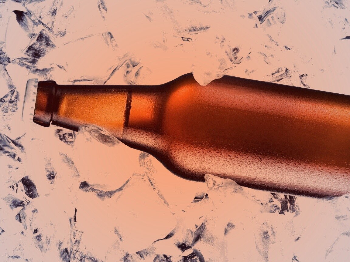 Бутылка пива во льду обои