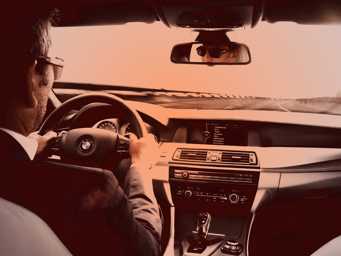 За рулём BMW F10 обои