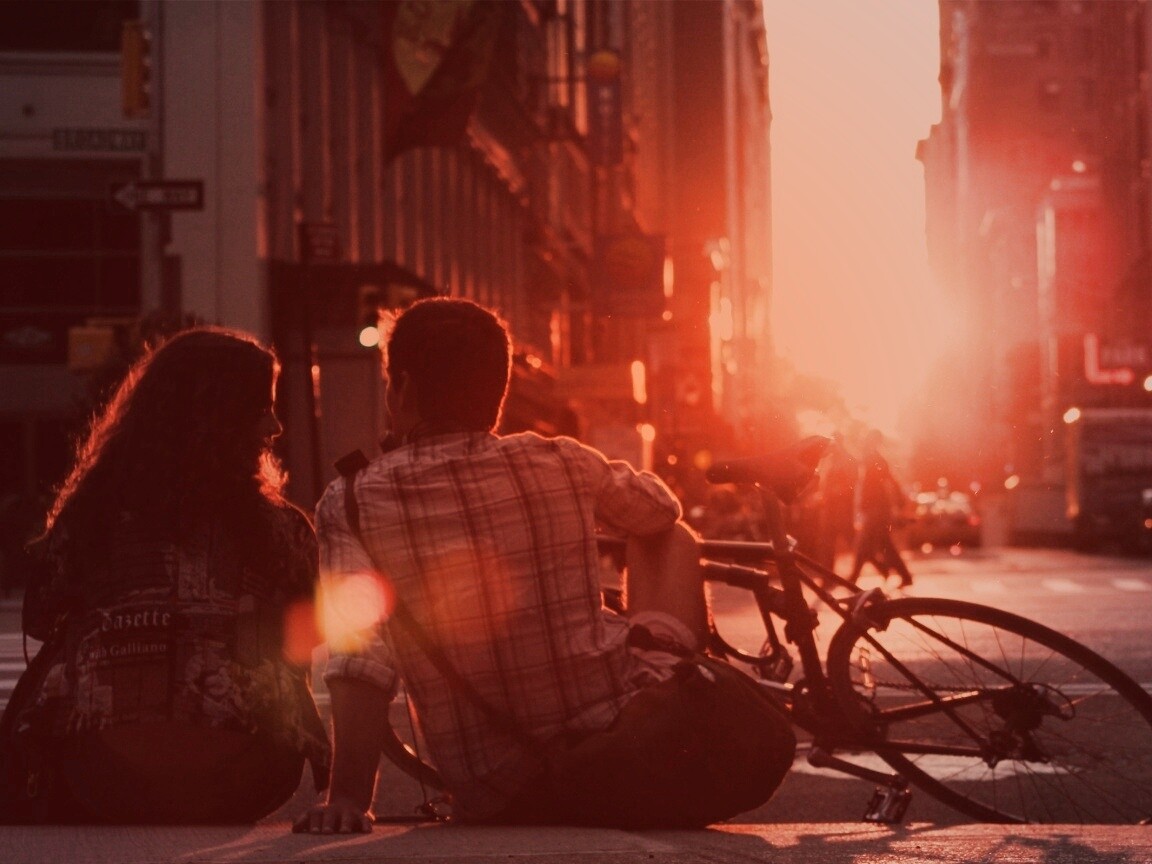 Девушка и парень с велосипедом на закате обои