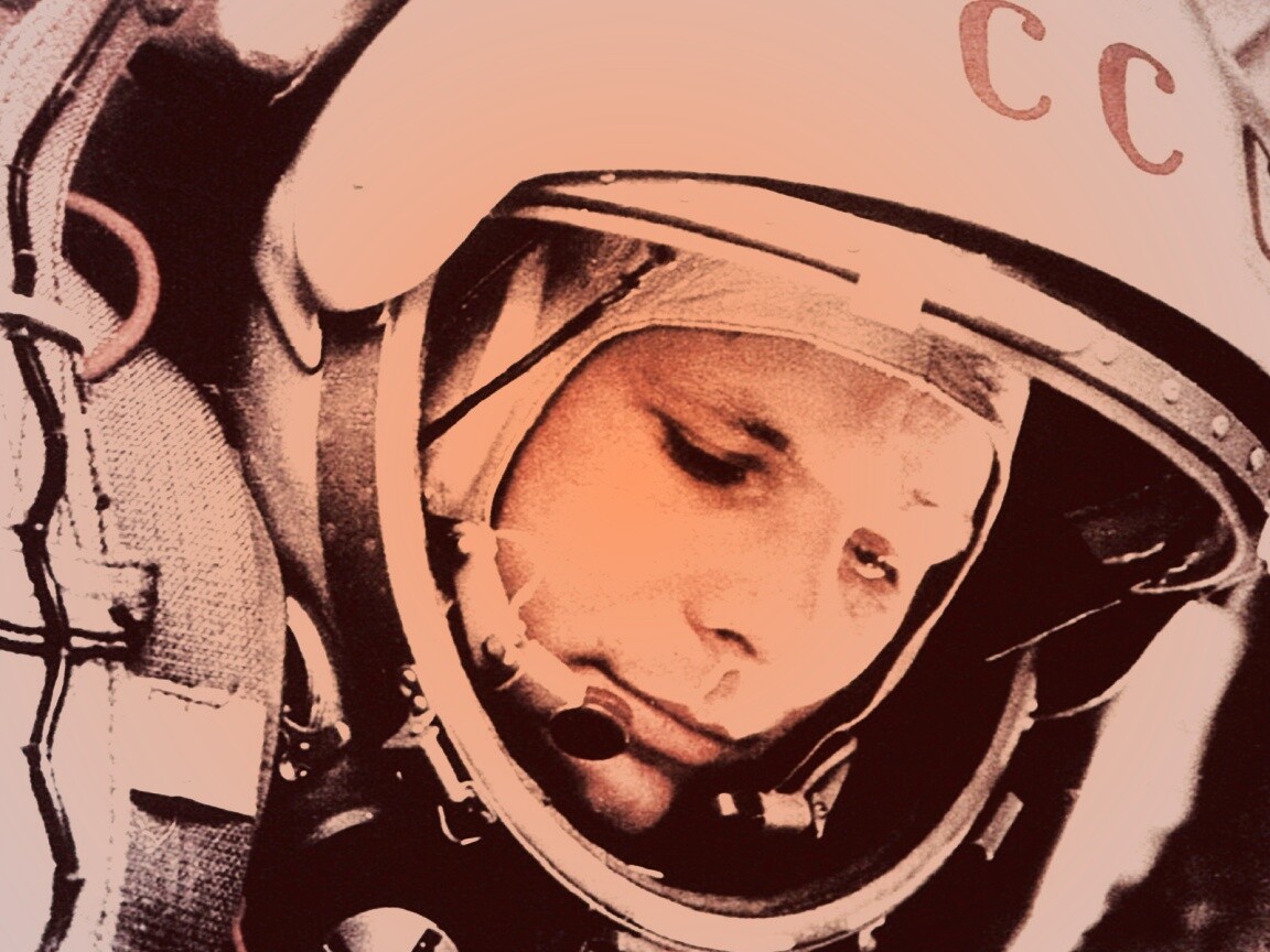 Юрий Гагарин в скафандре обои