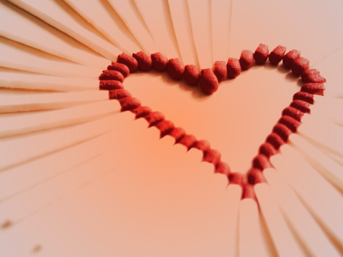 Сердечко из спичек обои