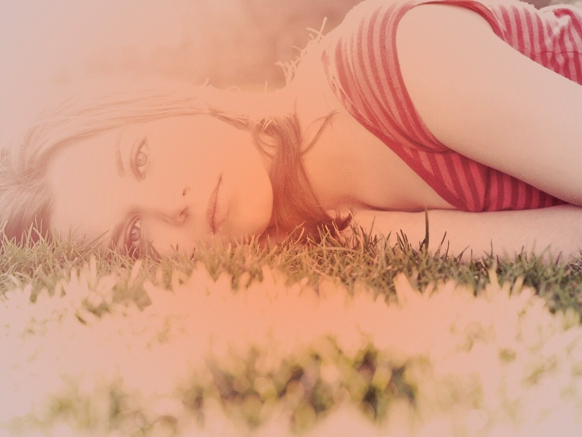 Девушка на траве обои
