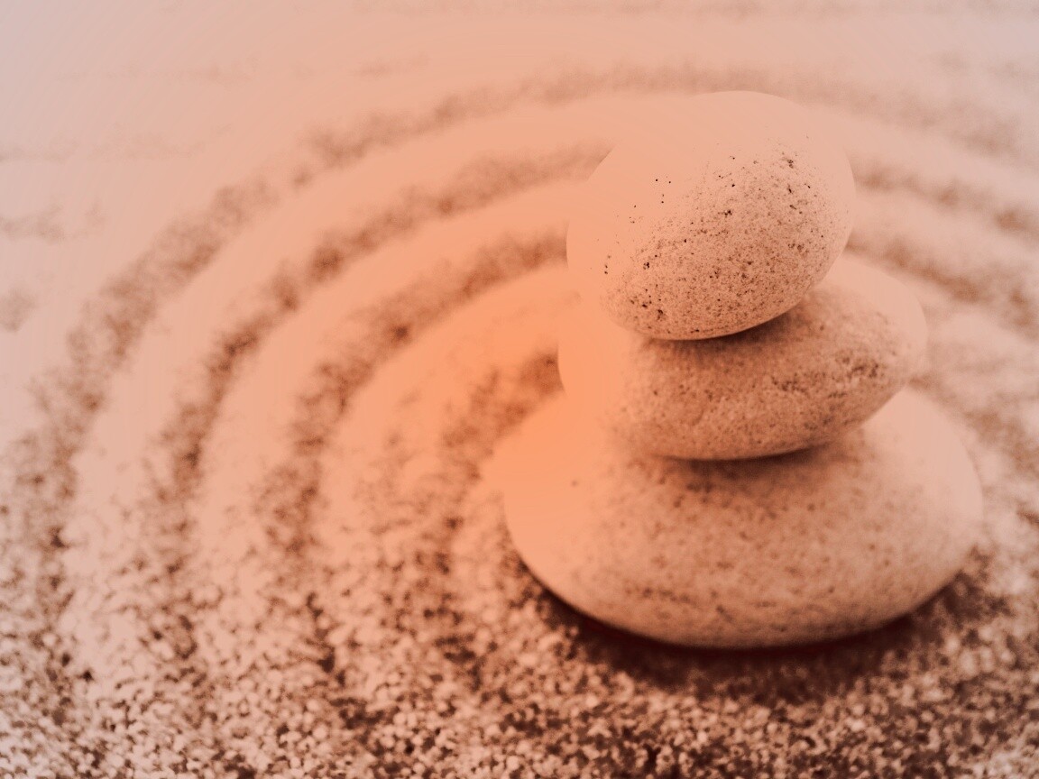 Пирамидка в саду камней обои