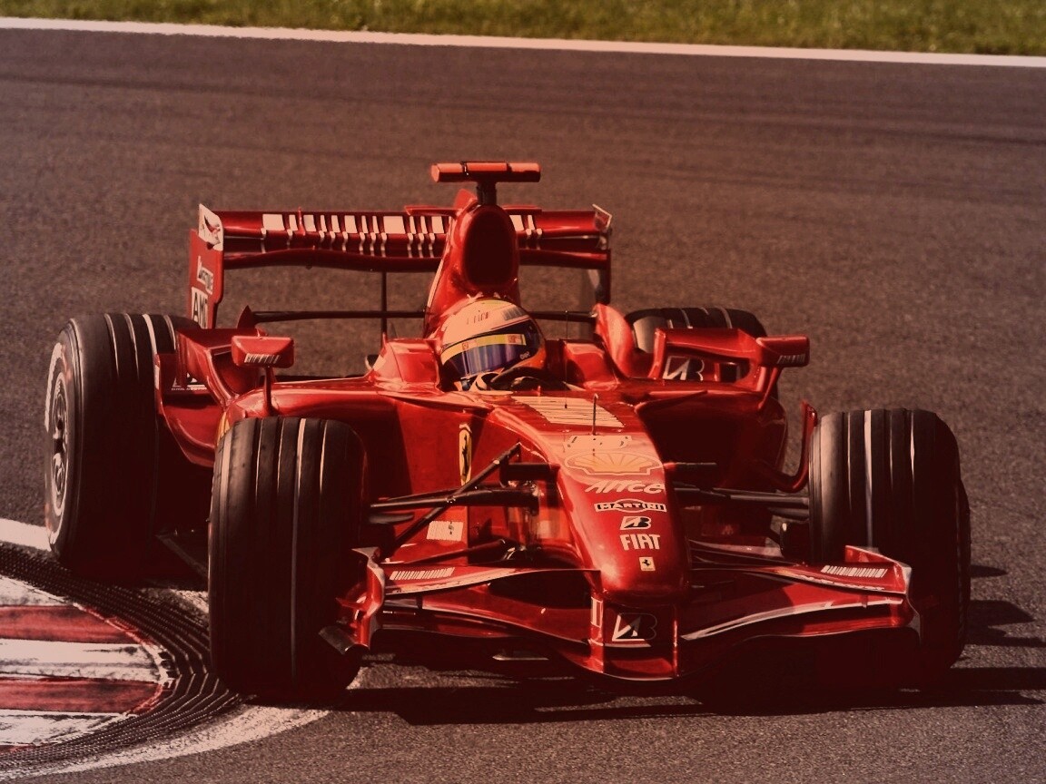 Болид Формула 1 на повороте обои