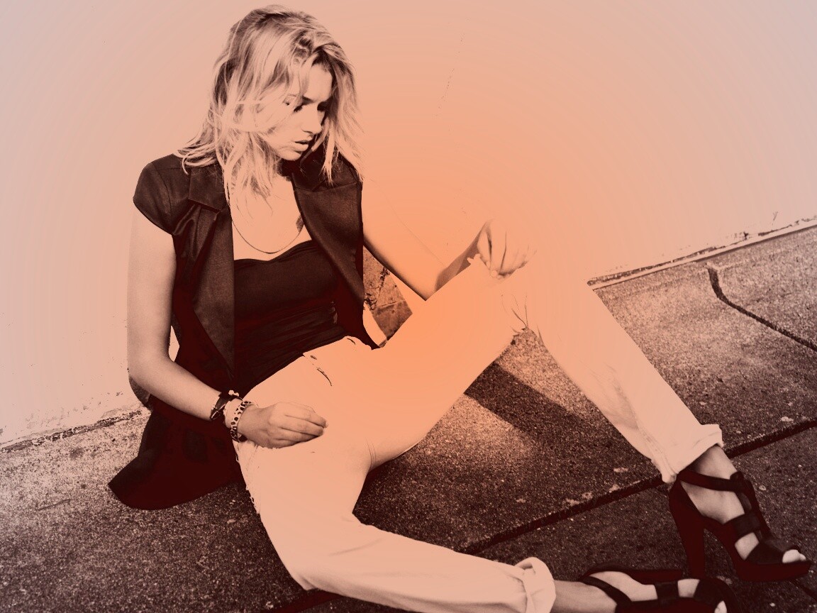 Девушка у стены обои