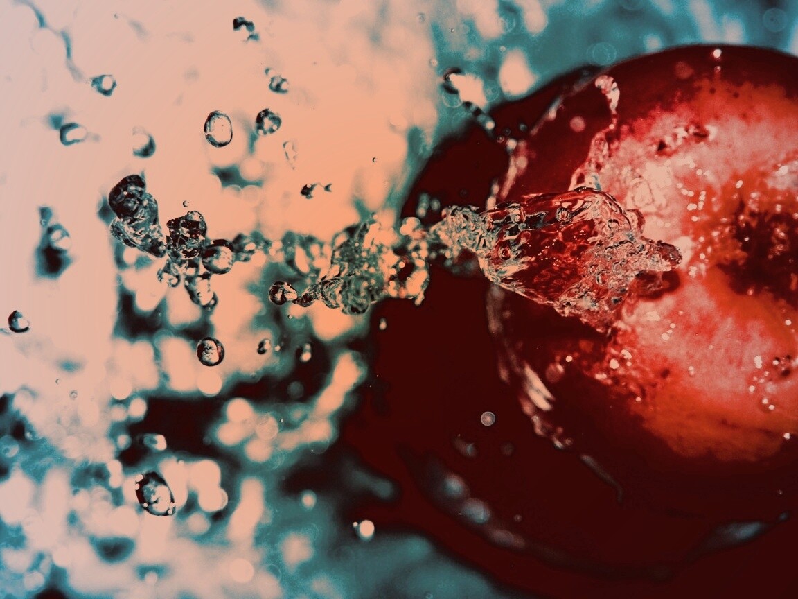 Брызги на яблоке обои