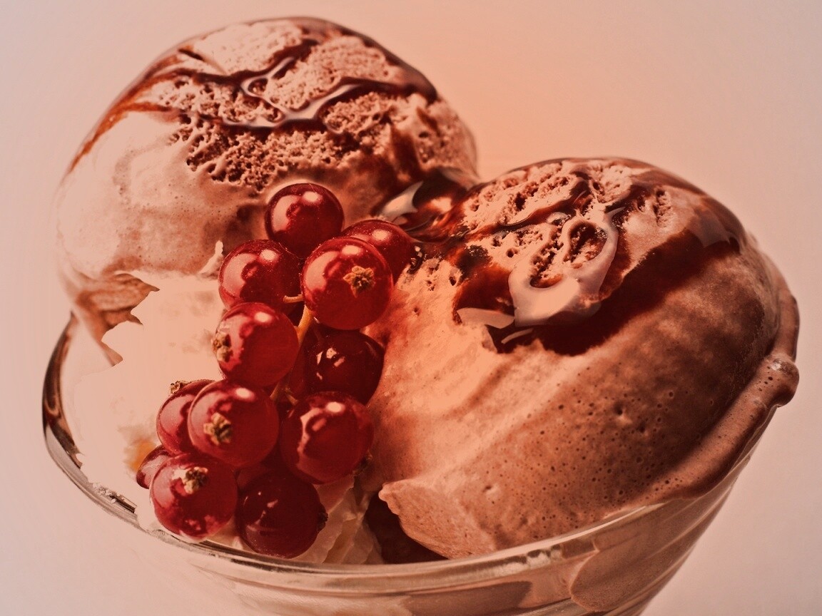 Шоколадное мороженое со смородинкой обои