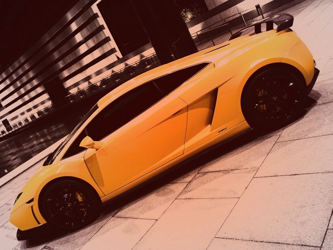 Желтая ламборджини в автосалоне обои