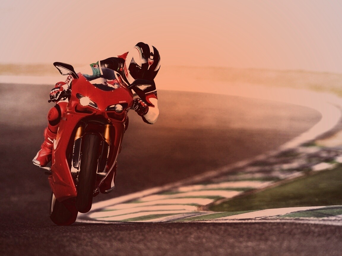 Мотоциклист на заднем колесе обои