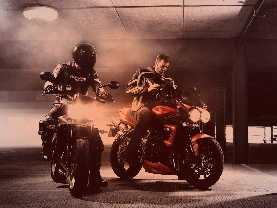 Мотоциклисты на парковке обои